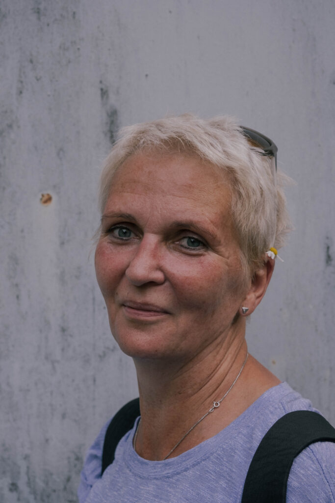 Das Bild zeigt die Gastgeberin vom Haus am rauschenden Wasser